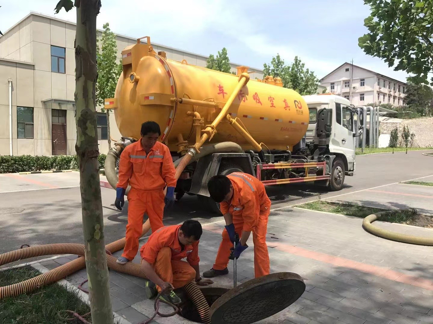 临桂化粪池清理与5-8吨吸粪车施工效率分析